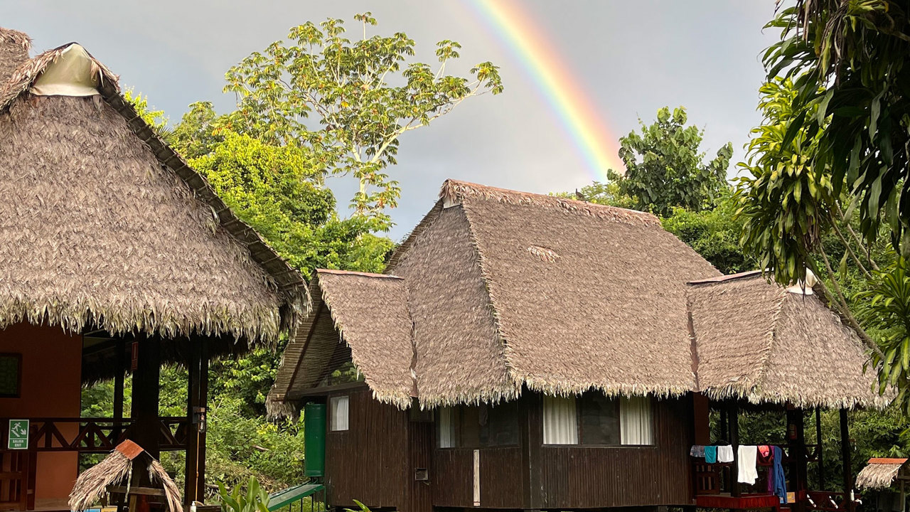 Tambopata Hytte Og Regnbue Vertical