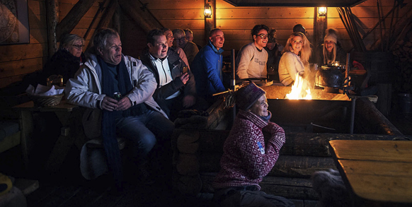 Den sidste aften spiser vi vildtmiddag i en hytte ude i vildmarken på ægte svalbardsk vis.