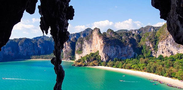 I starter rejsen i Krabi, hvor I har syv overnatninger