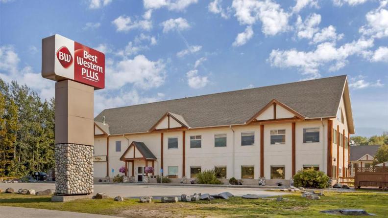 Best Western Plus Valemount & Inn Exterior