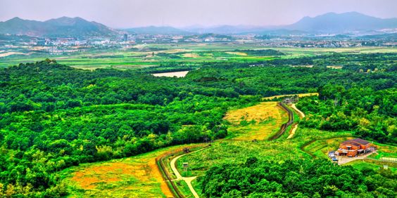 Dmz Kaesong Town I Nordkorea Kig Fra Dora Observatory 2476600601