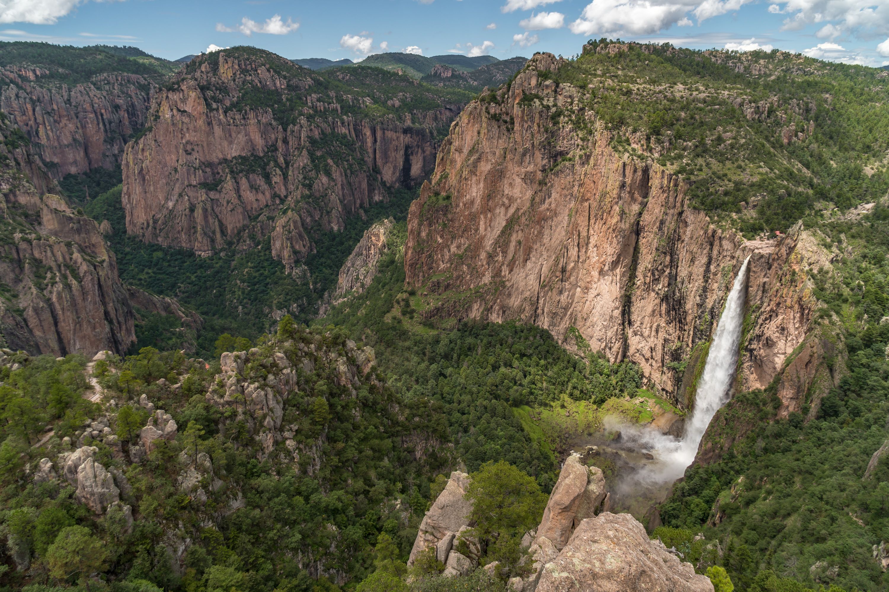 I Kobberkløften er der foruden flotte klippeformationer også imponerende vandfald 