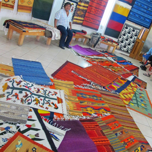 Her finder du også smukt kunsthåndværk i mange butikker.