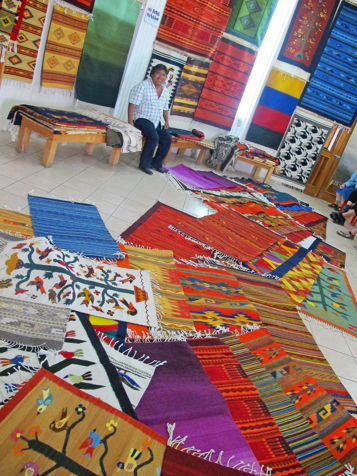 Her finder du også smukt kunsthåndværk i mange butikker.