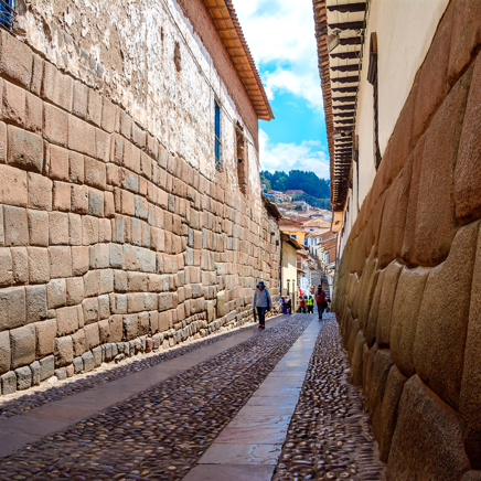 Rejsen bringer jer videre til Cusco, hvor Inkaernes byggekunst stadig kan ses i gadebilledet...