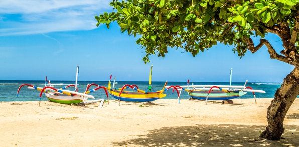 I starter rejsen ved stranden i Sanur på Bali
