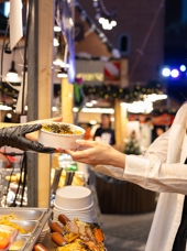 Streetfood Tour By Night Thailand Kvinde Modtager Mad