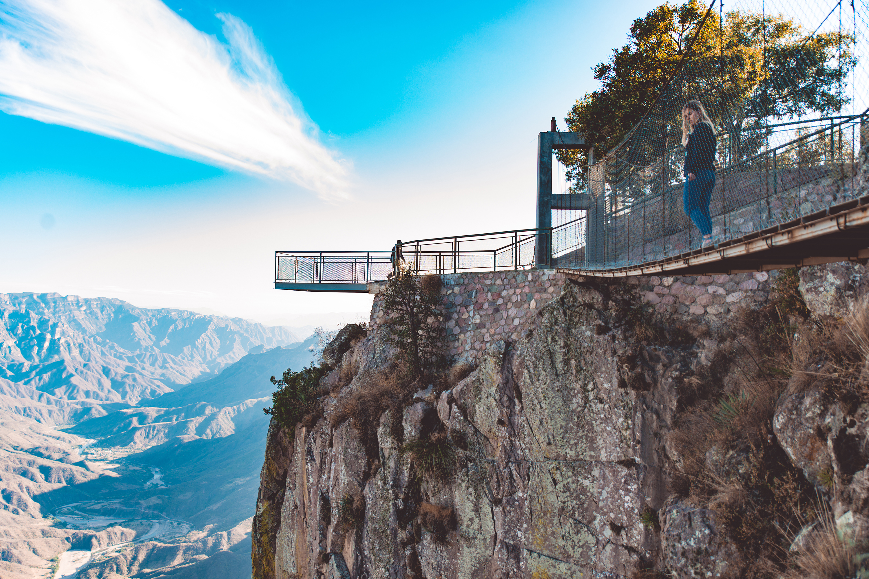 Vi vandrer langs med kanten af kløften og ser det vidunderlige natursceneri fra udsightspunkter