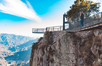 Vi vandrer langs med kanten af kløften og ser det vidunderlige natursceneri fra udsightspunkter