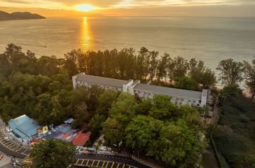 Lone Pine Resort Exterior