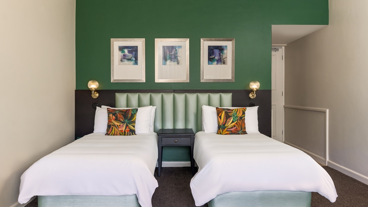 Lord Charles Hotel Classic Room 02