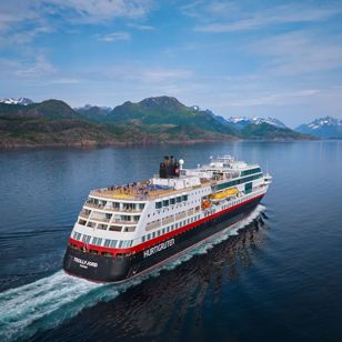 Og her lægger vores skib til i Reine på sydspidsen af Lofoten-øgruppen.